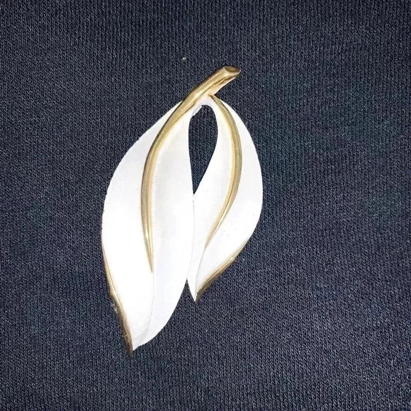 1960’s Sarah Coventry Pearlized Perfection white and gold leaf Brooch Pin - Picture 5 of 6